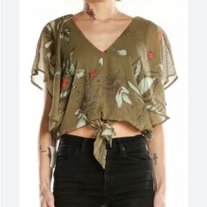 Express Cropped Flutter Sleeve Top